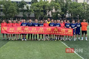 李璇评丁捷下跪：这是对共同参与俱乐部运营的球迷最大的尊重